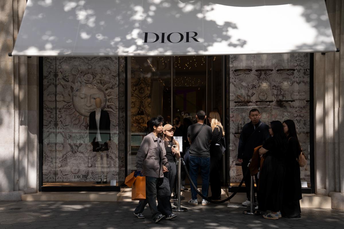 Na imagem com cor, foto da fachada de uma loja da Dior - metrópoles 