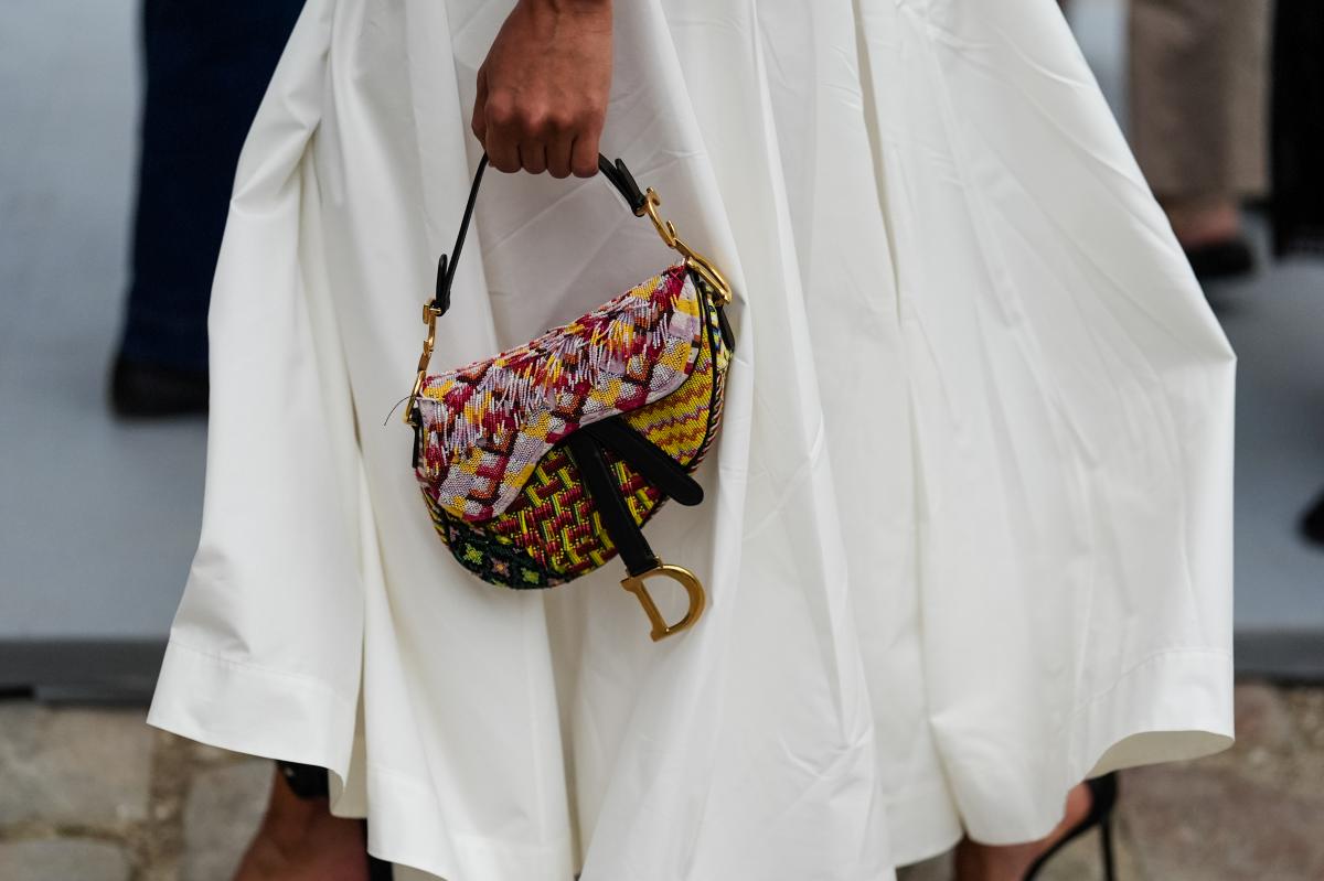 Na imagem com cor, foto de uma bolsa da Dior - metrópoles 