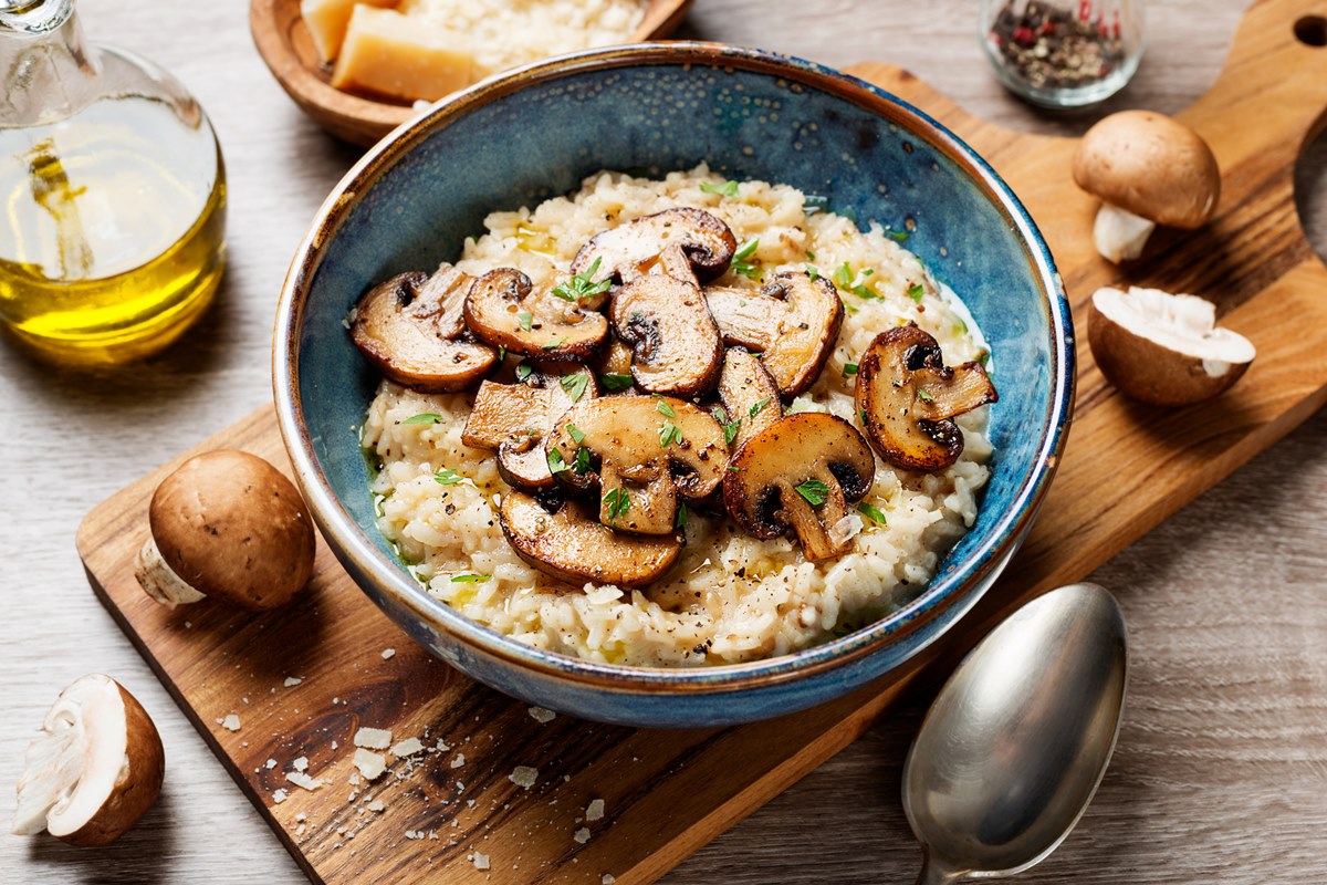 Foto de estoque de Risoto com cogumelos champignon marrom