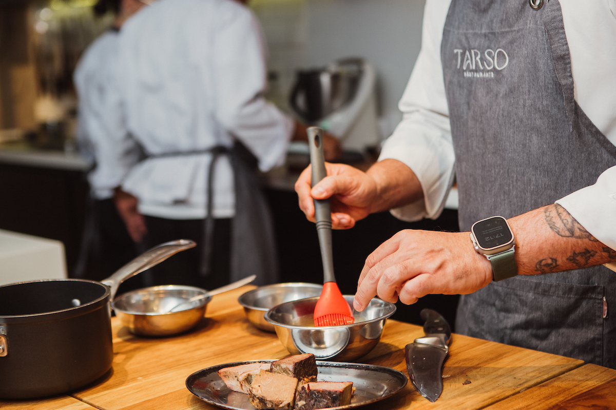 Paulo Tarso na cozinha do restaurante da 308 Norte