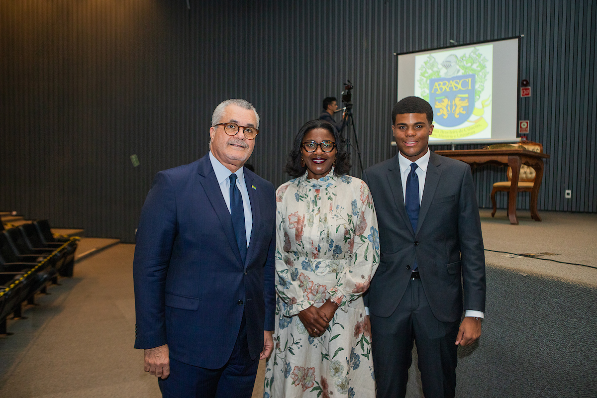 O embaixador do Gabão Jacques Michel Moudoute-Bell; embaixatriz do Gabão. Julie-Pascale Moudoute-Bell e o filho Jacques Moudoute-Bell