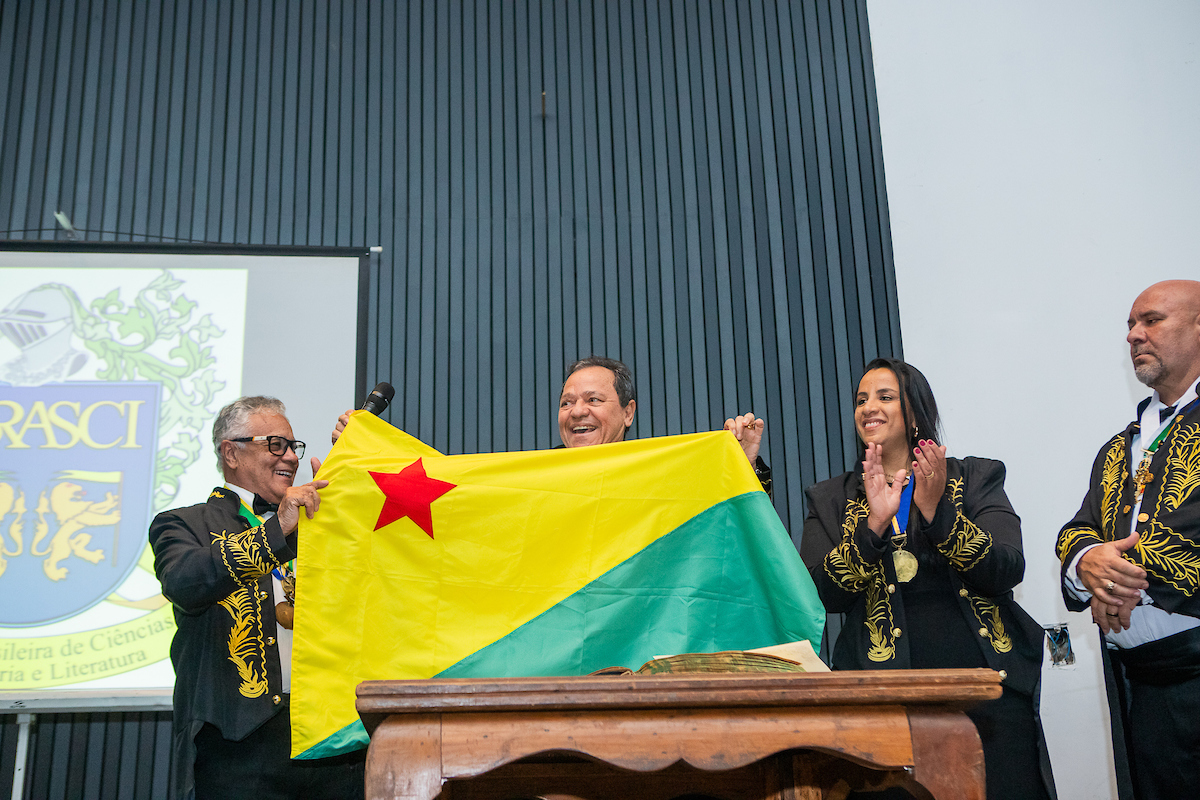 Jorgenei da Silva Ribeiro discursa com a bandeira do Acre