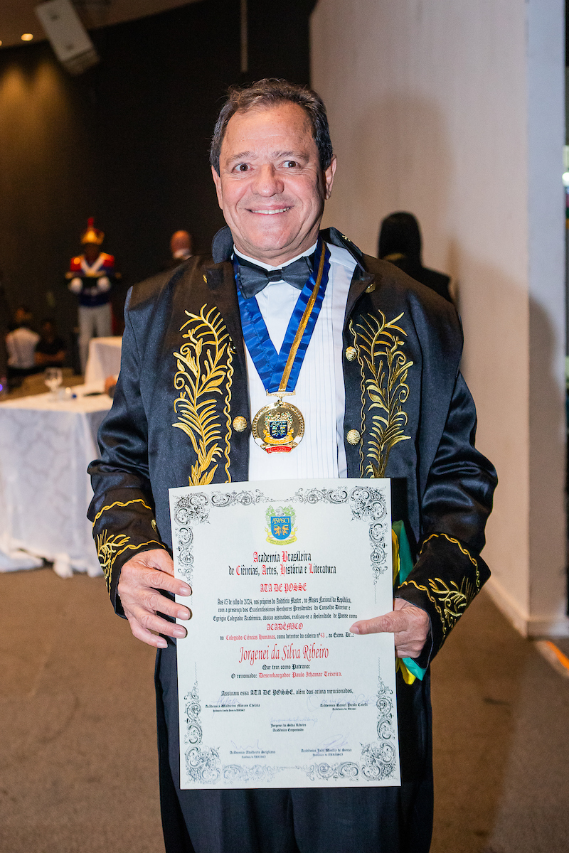 Jorgenei da Silva Ribeiro recebe diploma de novo membro acadêmico da Abrasci