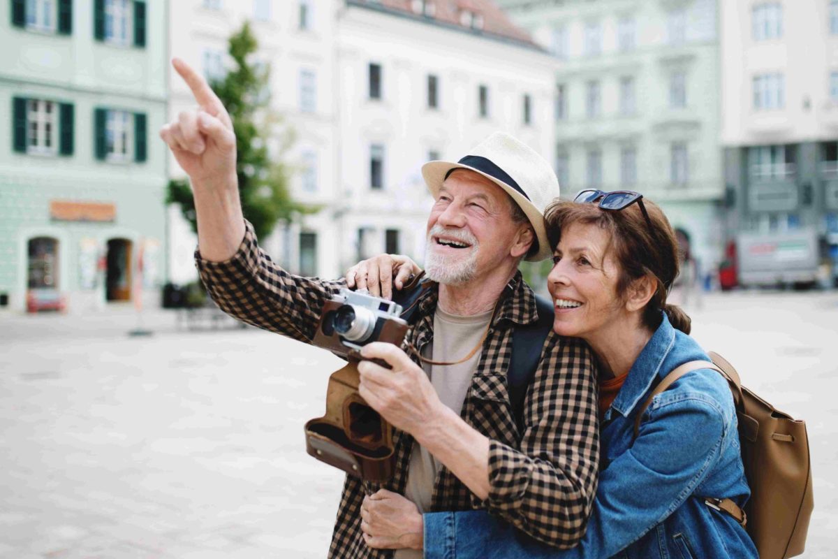 Foto mostra casal de idosos durante viagem, viajar na 3 idade