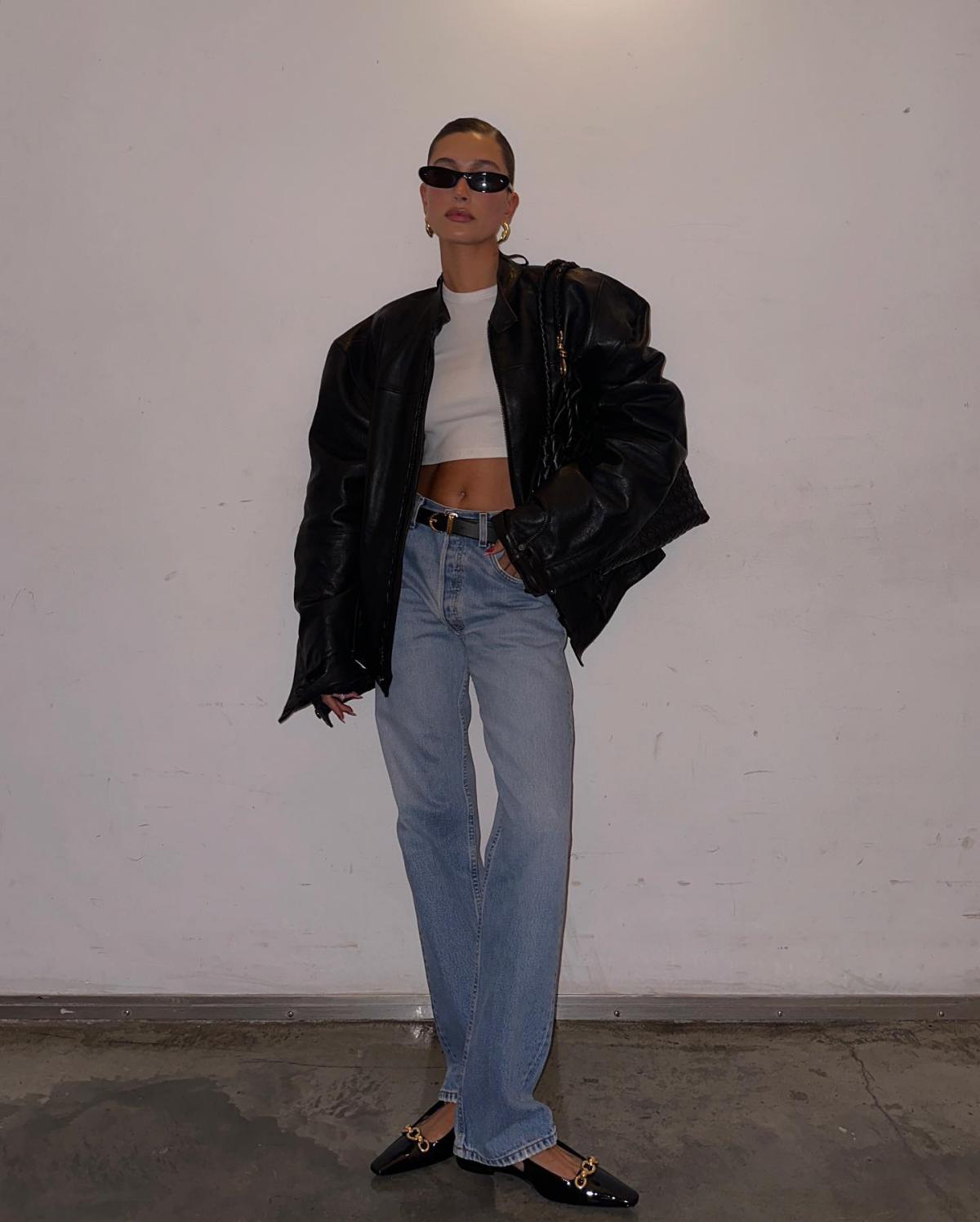 Na imagem com cor, foto da modelo Hailey Bieber - metrópoles