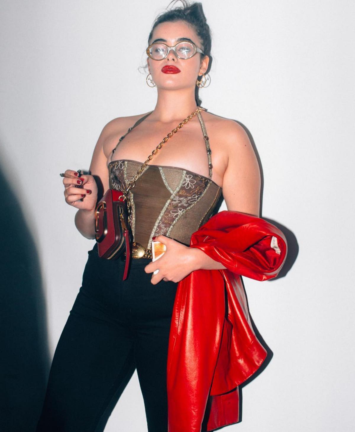 Na imagem com cor, foto da atriz Barbie Ferreira - metrópoles