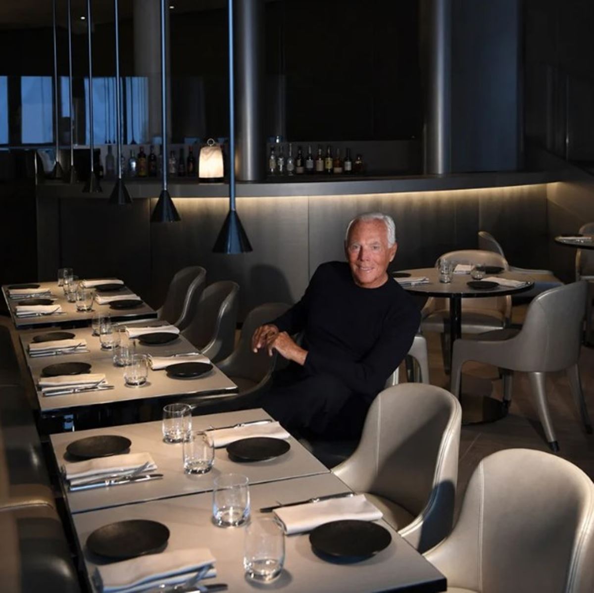 Giorgio Armani em restaurante - Metrópoles