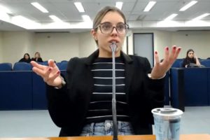 Imagem colorida com Giovanna Pinheiro Silva, de 23 anos, em audiência de instrução