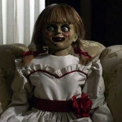 A boneca Annabelle que estava na exposição Casa Warner no Rio - Metrópoles