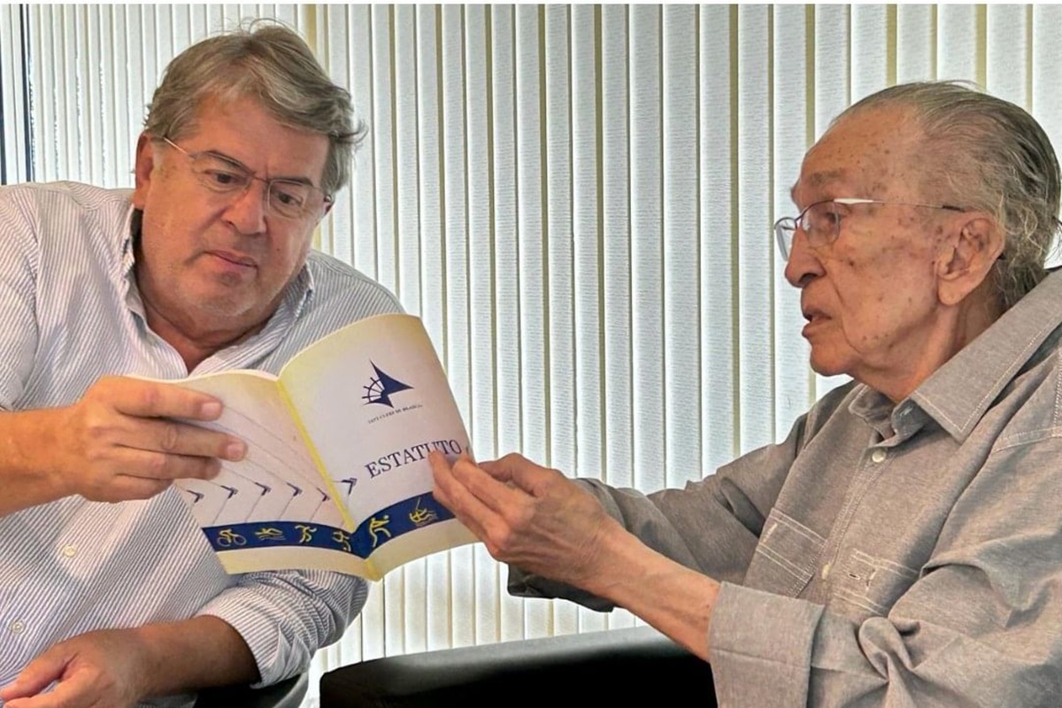 Foto colorida de dois homens conversando - Metrópoles