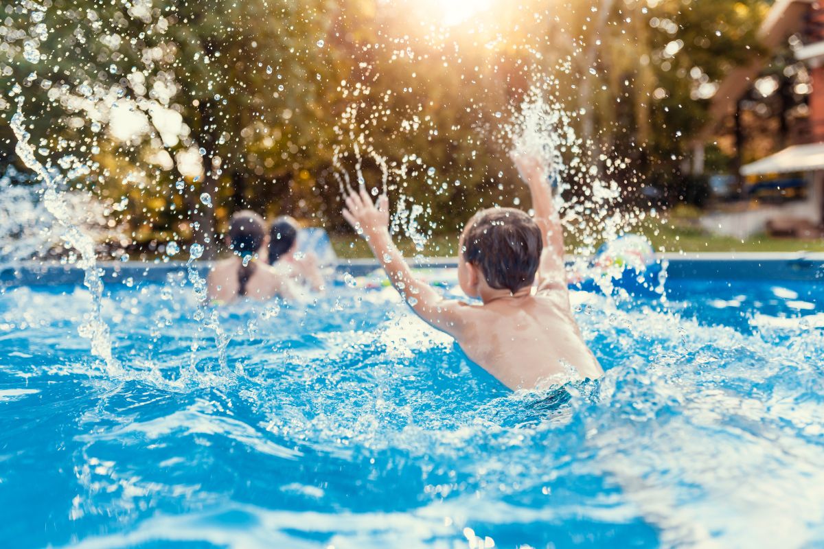 Foto colorida de crianças na piscina - Metrópoles