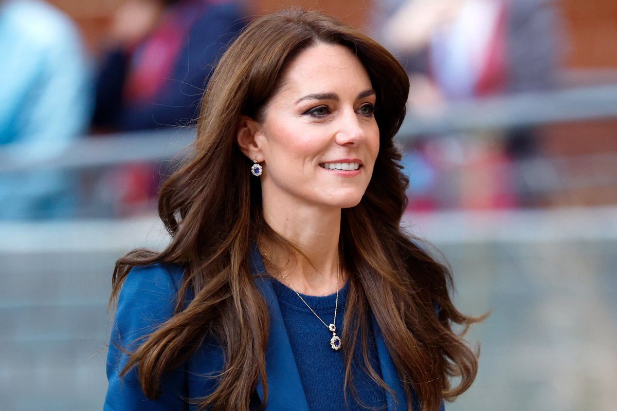 Foto colorida de mulher com cabelo longo. Ela usa roupas azuis - Metrópoles