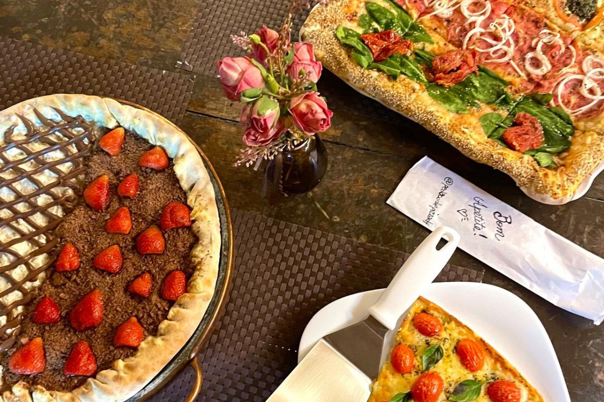Foto colorida de uma pizza - Metrópoles