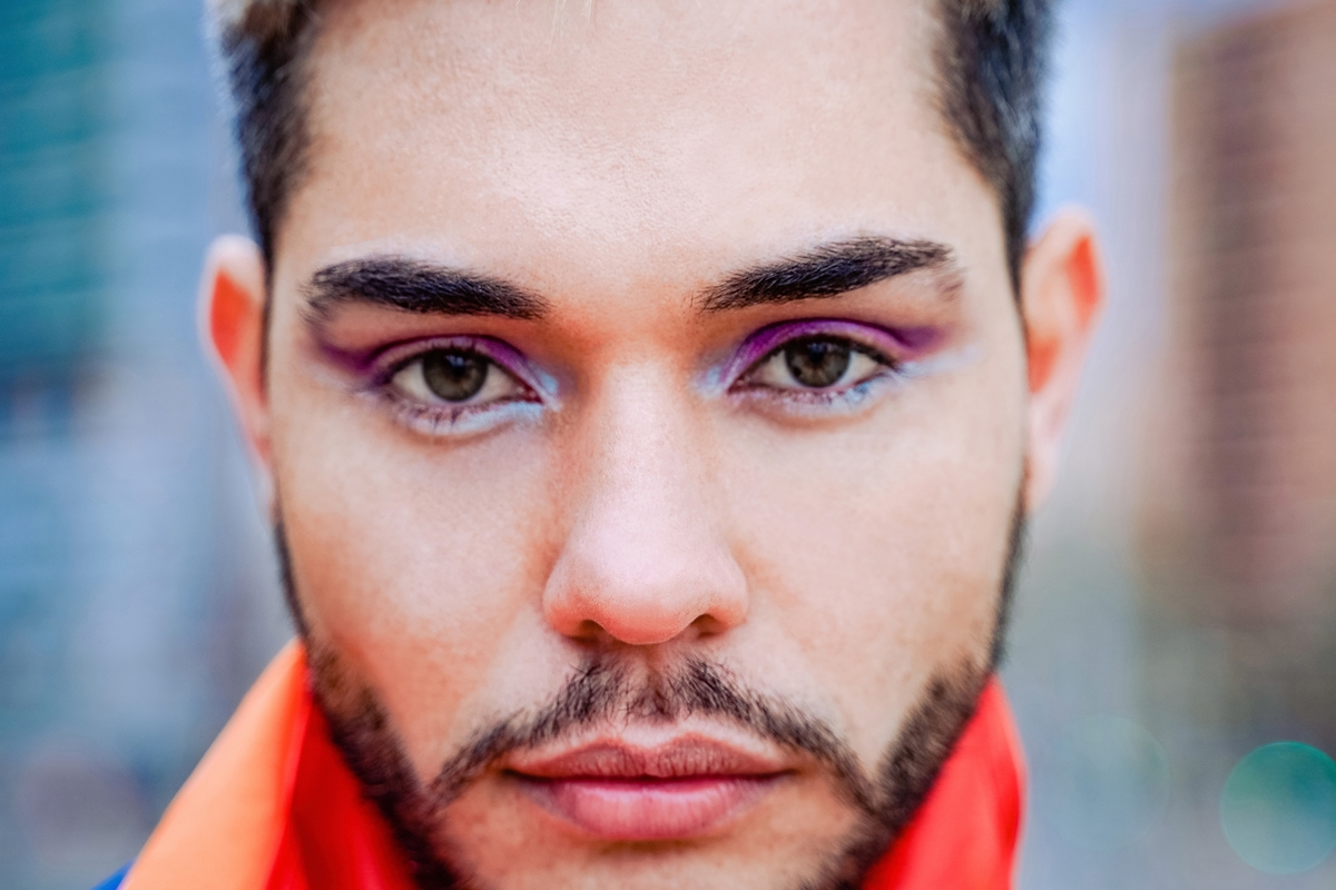 Homem com sombra colorida nos olhos 