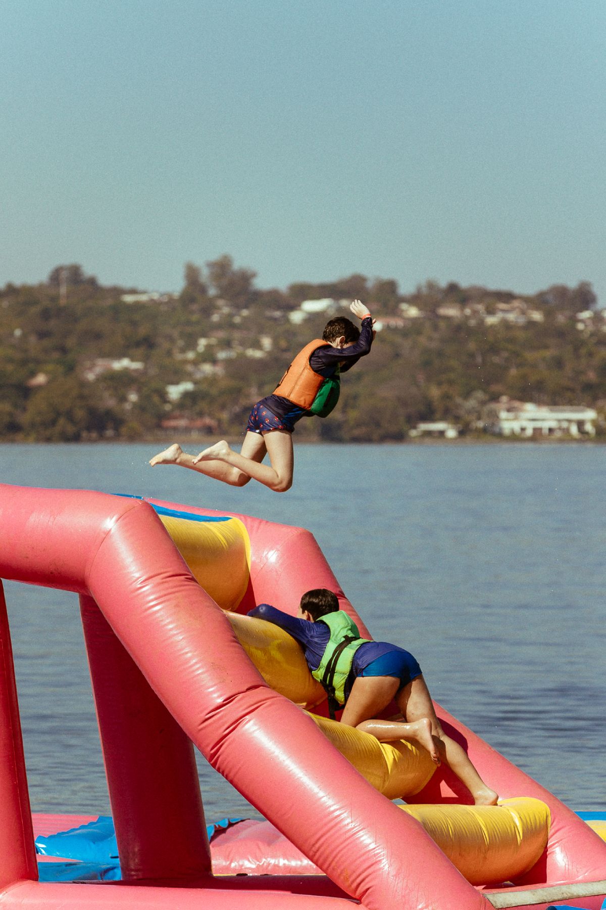 Fotografia colorida mostrando duas crianças em brinquedo inflável no lago-Metrópoles