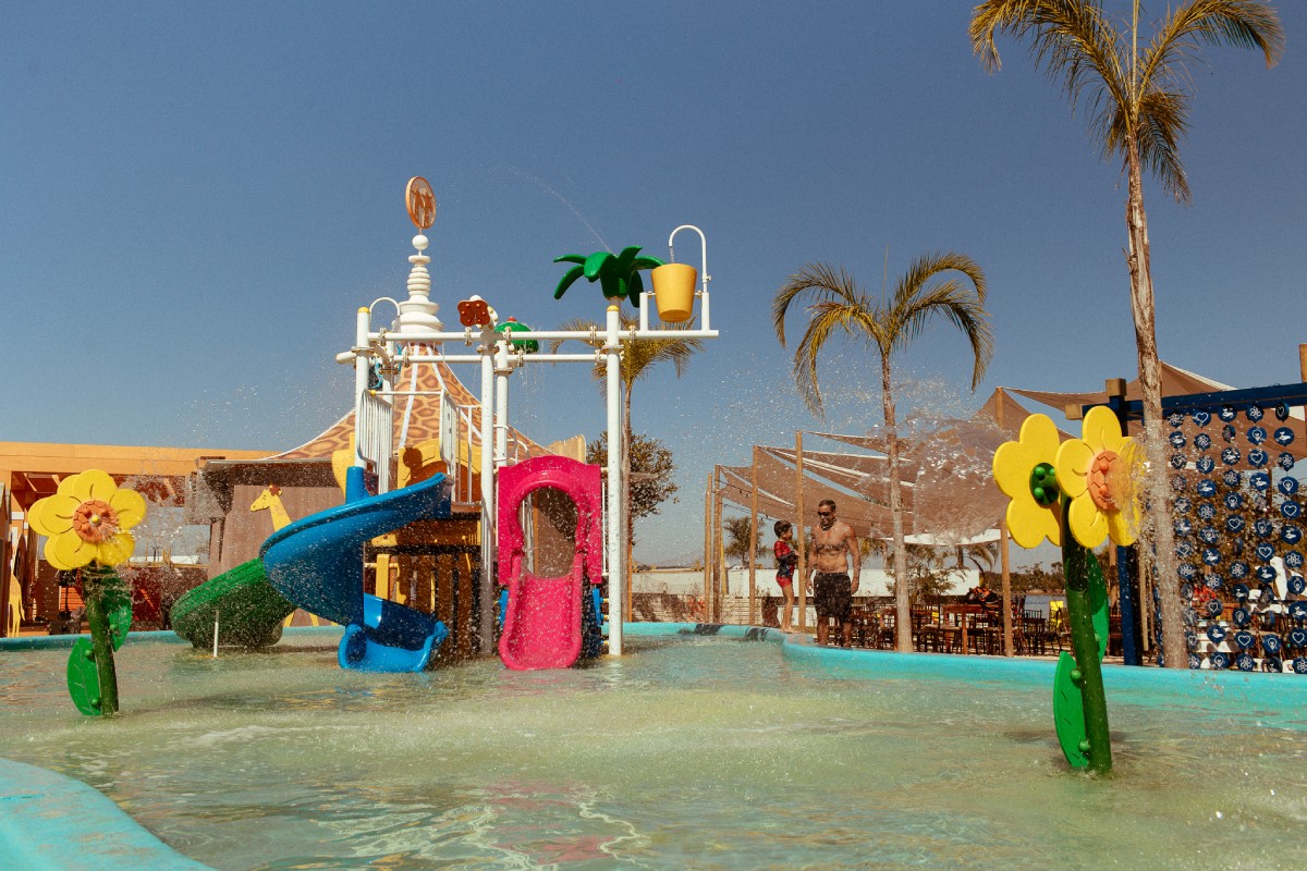 Fotografia colorida mostrando parque em piscina-Metrópoles