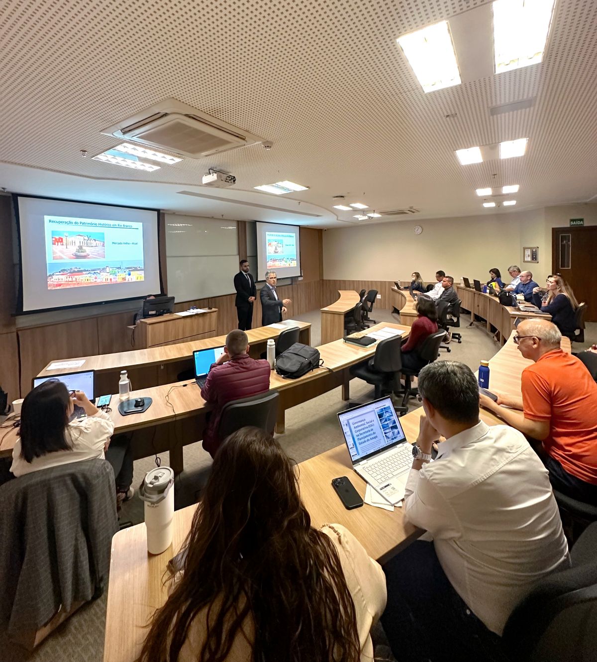 Fotografia colorida mostrando pós-graduandos em sala de aula com professor-Metrópoles