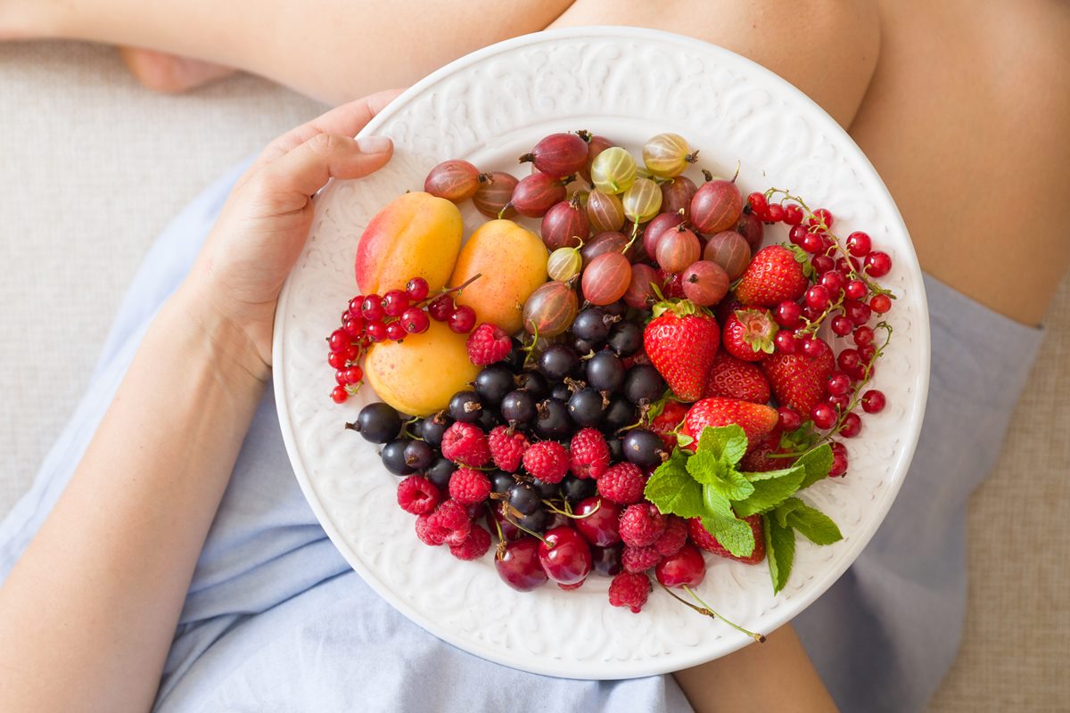 Foto colorida de variedade de frutas dentro de um prato branco - Metrópoles