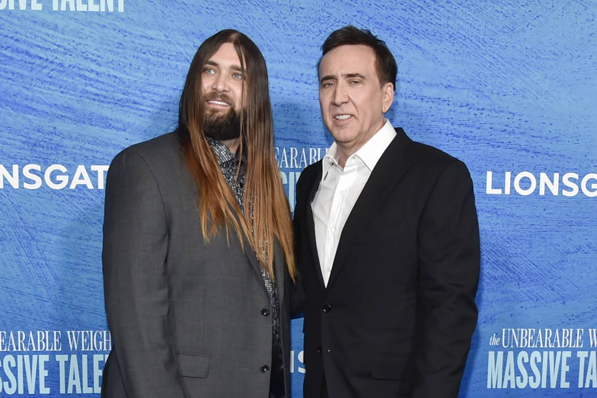 Na imagem colorida, Nicolas Cage e o filho, Weston Cage, posam em tapete vermelho - Metrópoles