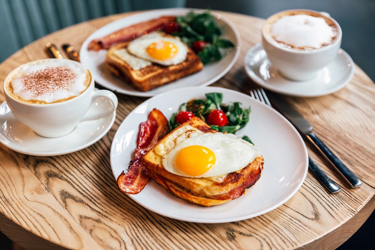 Foto de sanduíche croque madame com bacon servido no café da manhã em um restaurante, vista lateral