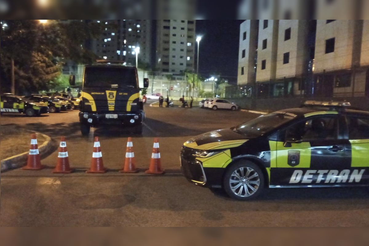 Homem bêbado é preso após furar blitz e tentar se esconder em casa