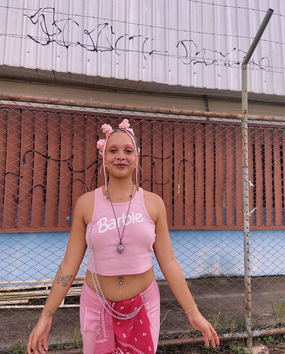 Na imagem com cor,a jovem brasiliense Barbie Underground - Metrópoles