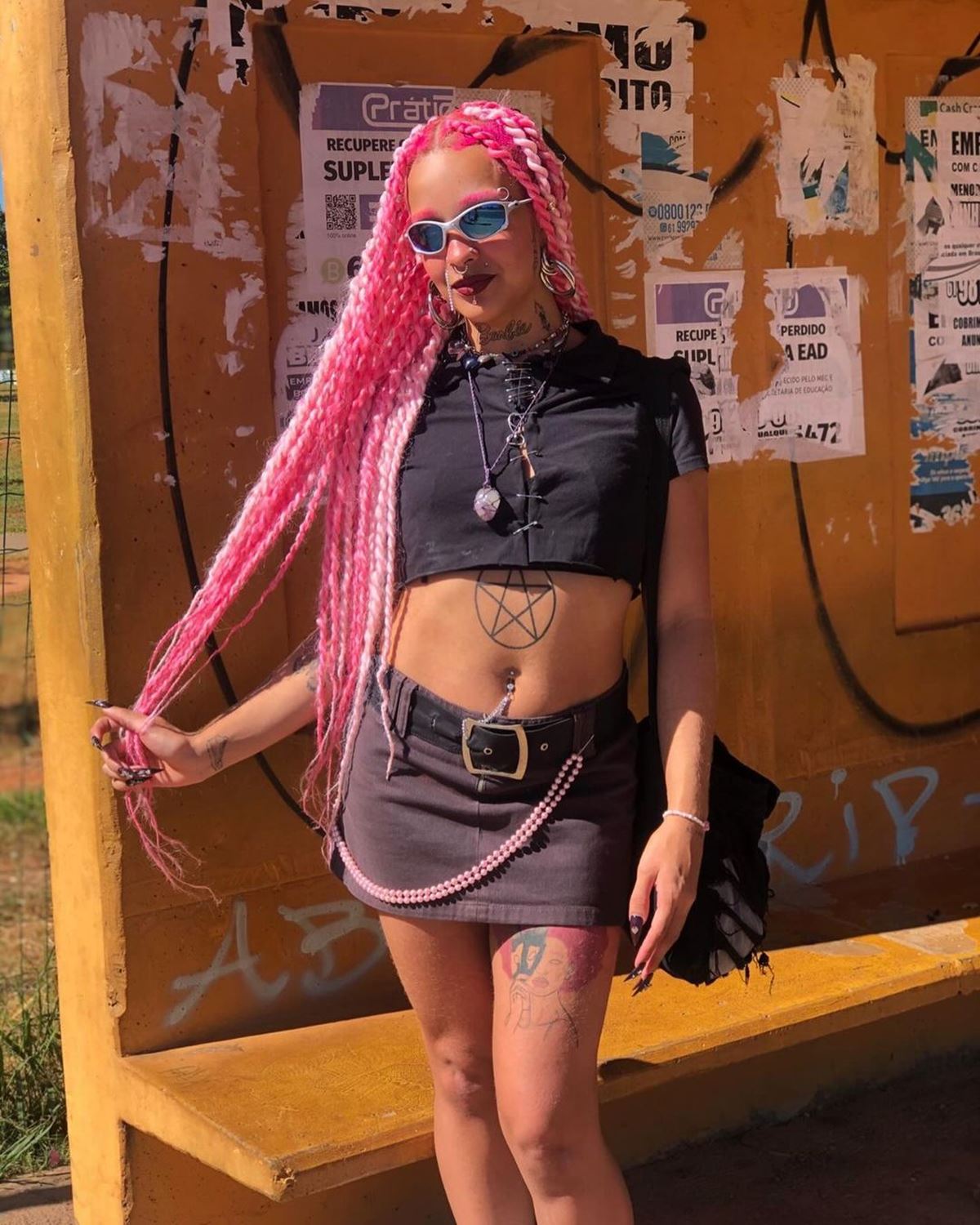 Na imagem com cor,a jovem brasiliense Barbie Underground - Metrópoles