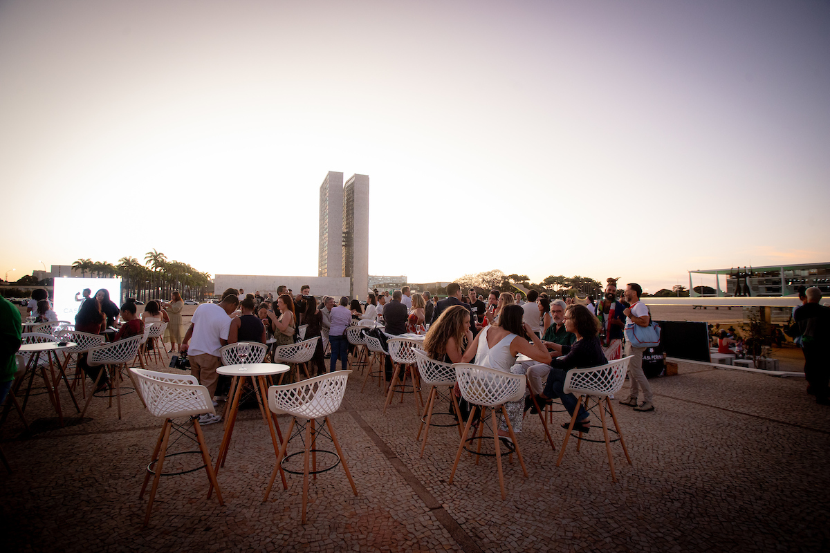 Convidados reunidos no happy hour do BDW