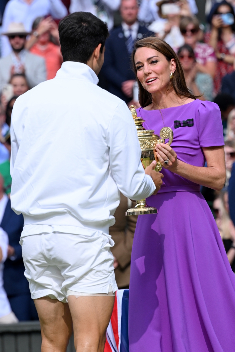 Kate Middleton entrega o troféu de vencedor ao espanhol Carlos Alcaraz