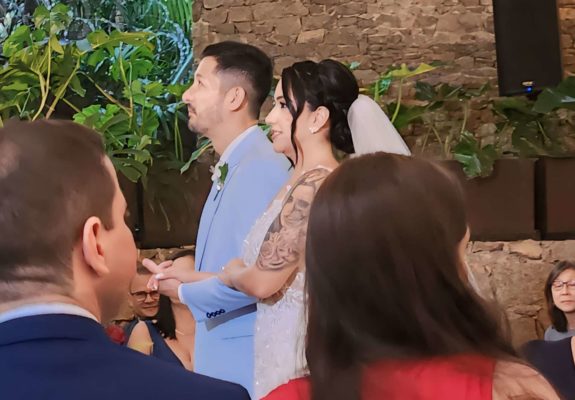 Imagem colorida de Bruna e Fabio Toshiro durante casamento - Metrópoles
