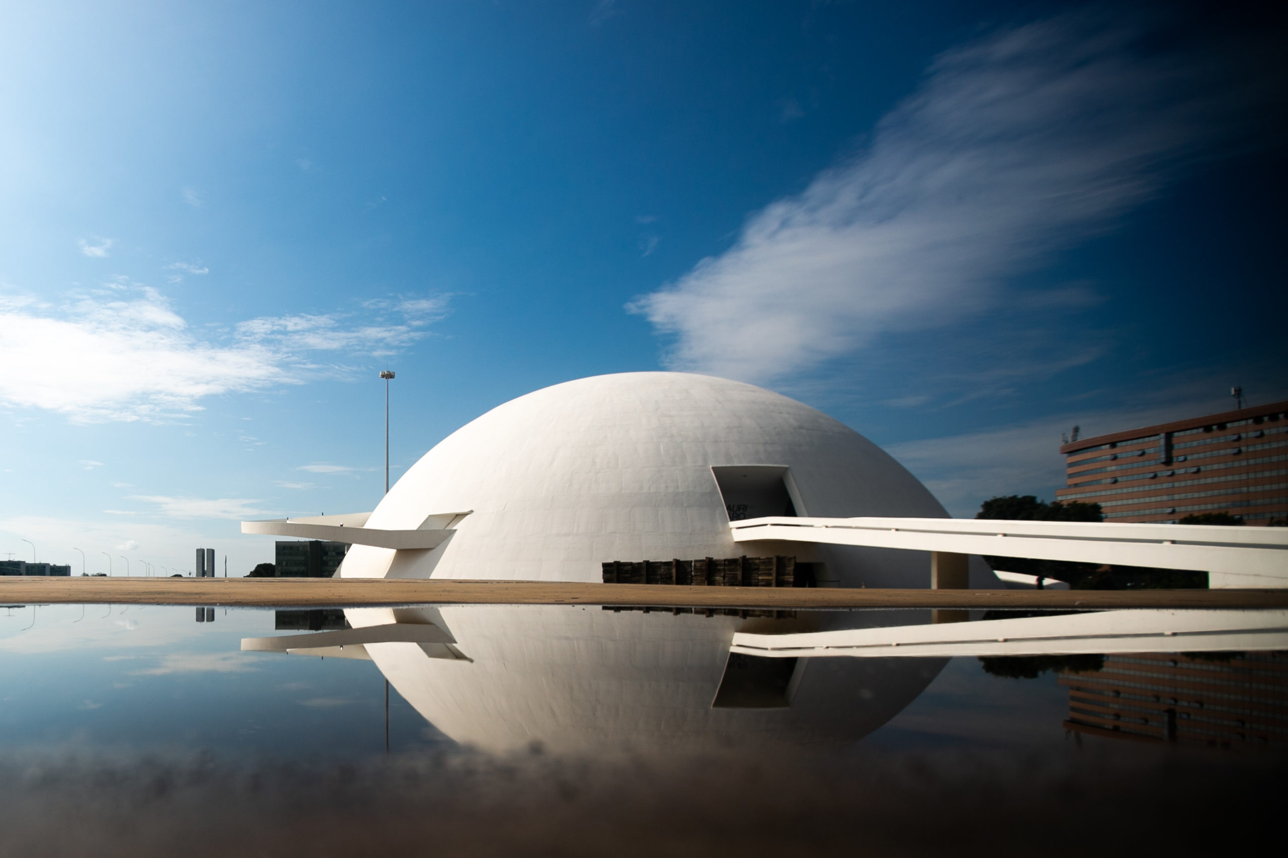 Na imagem com cor, o Museu Nacional da República - Metrópoles