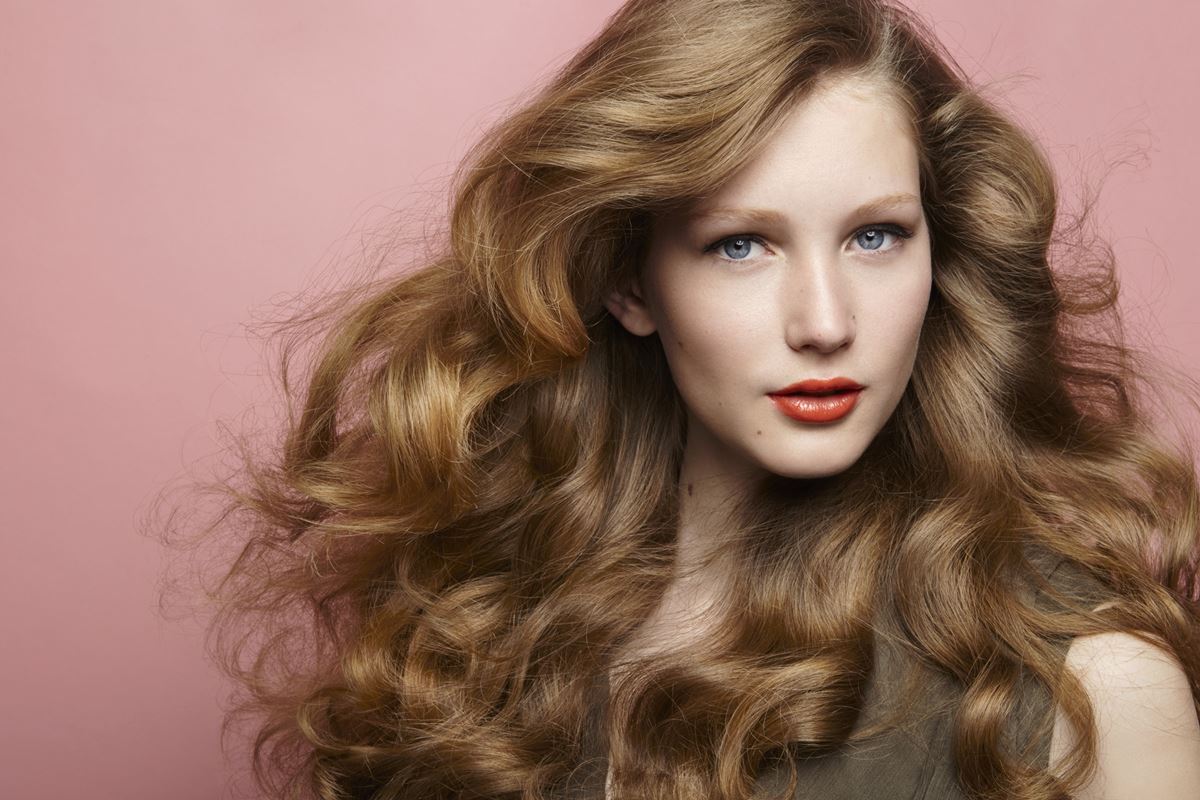 Foto colorida de mulher com cabelo ondulado - Metrópoles