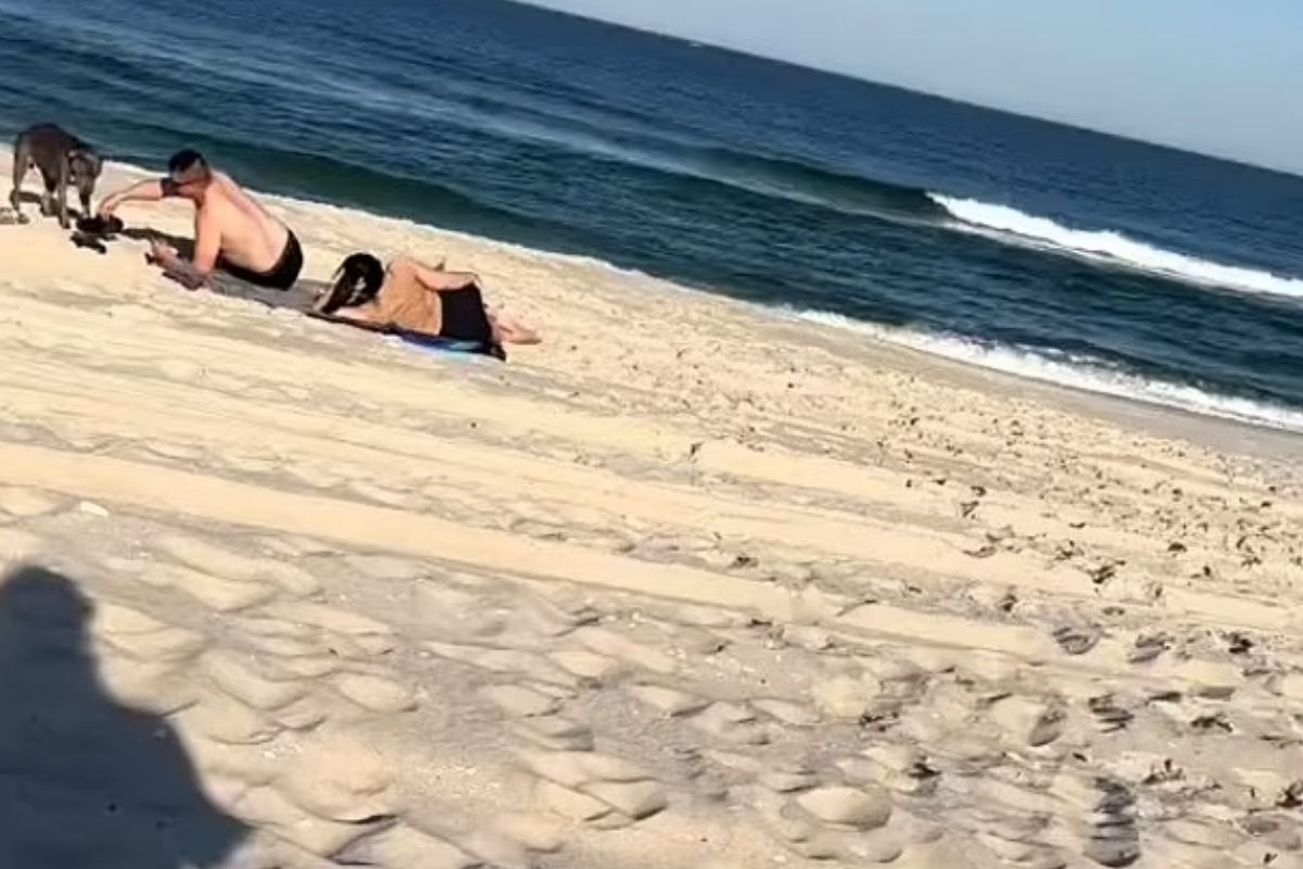 Foto colorida de um homem e uma mulher na praia - Metrópoles