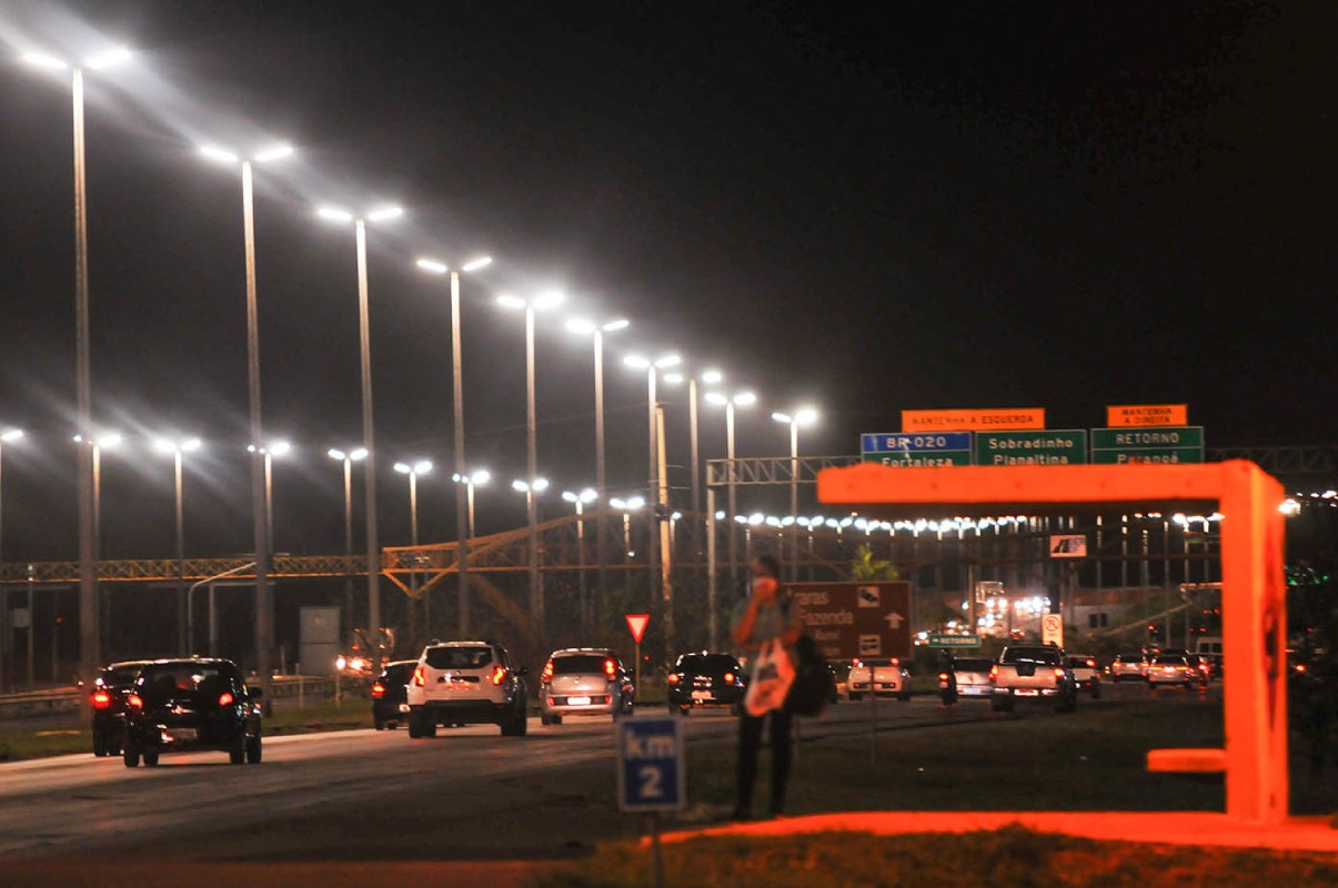 Fotografia colorida mostrando rua iluminada por postes-Metrópoles