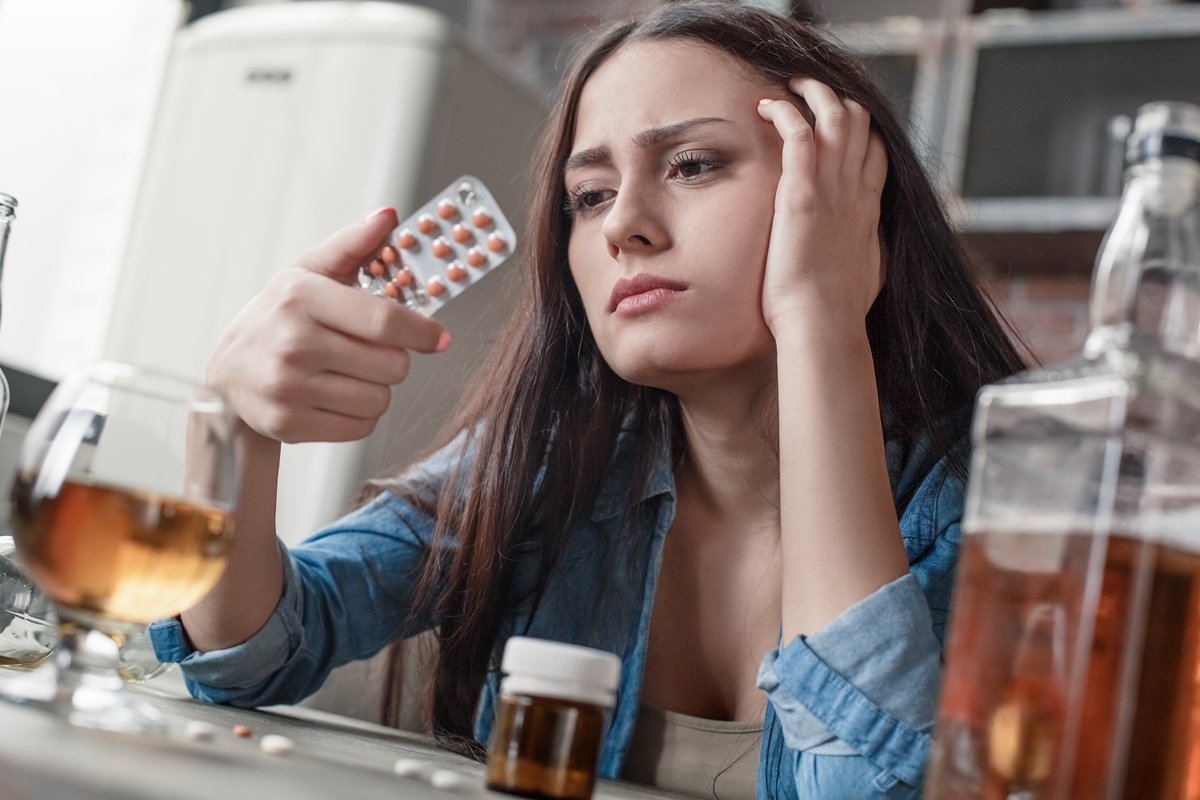 Mulher em dúvida dos medicamentos