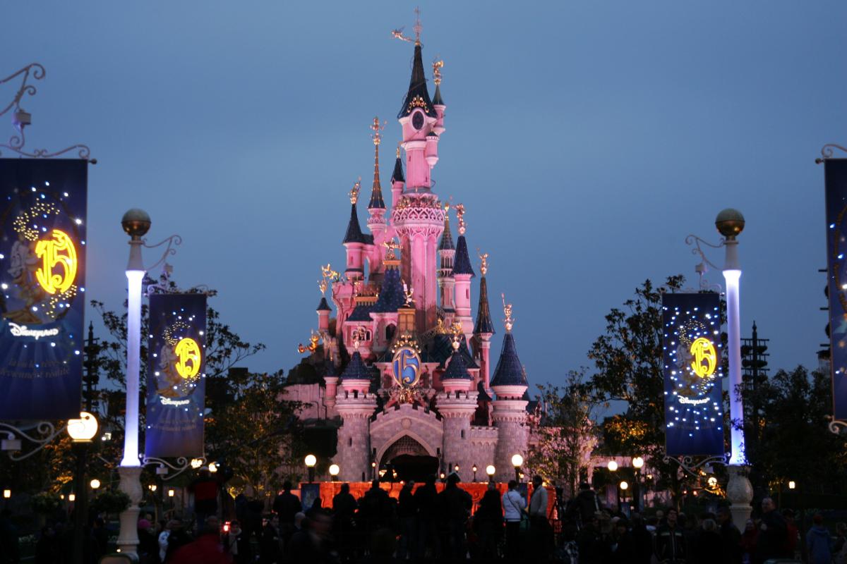 Na imagem com cor, foto da Disneyland em Paris, na França - metrópoles