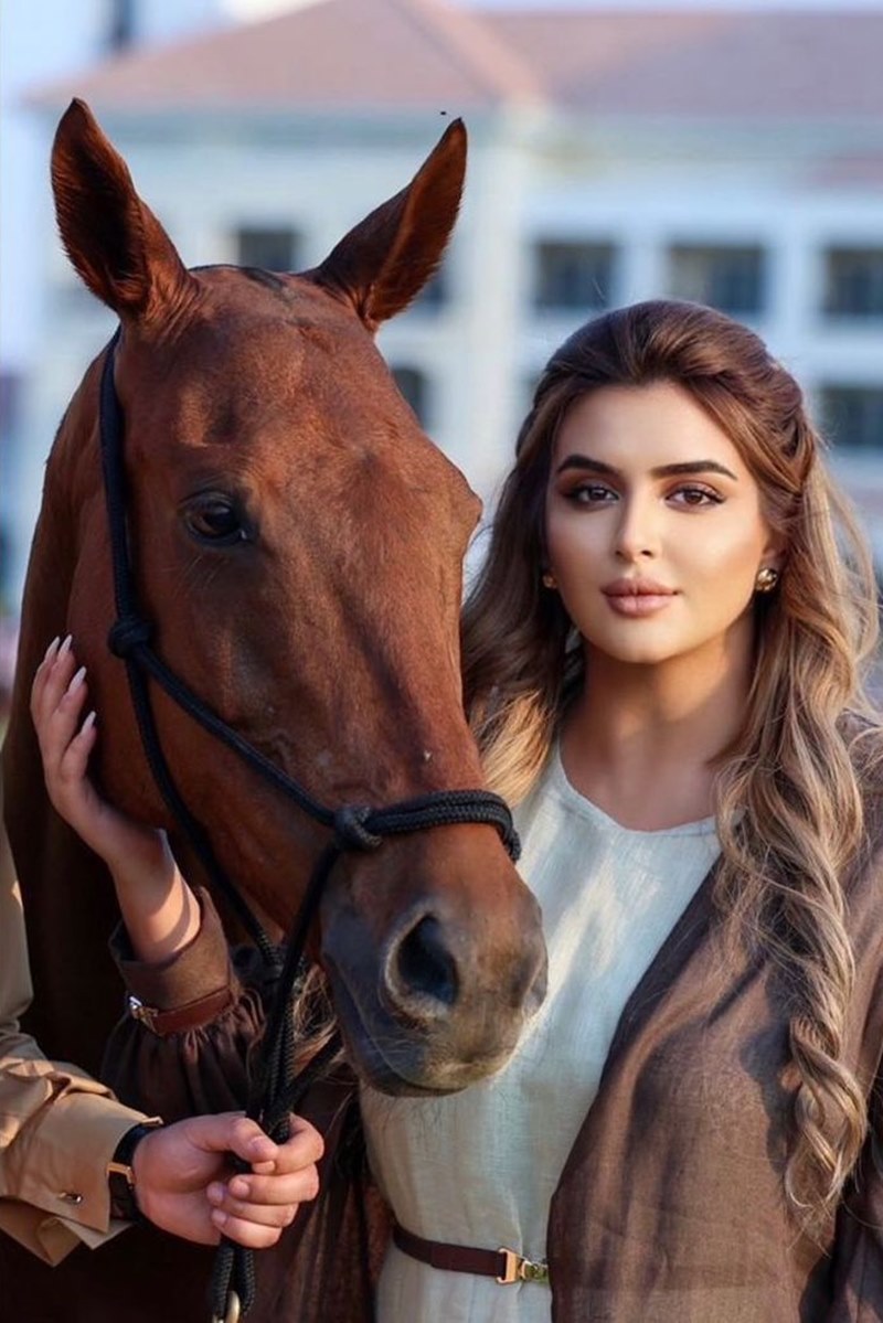 Foto colorida de mulher ao lado de um cavalo - Metrópoles