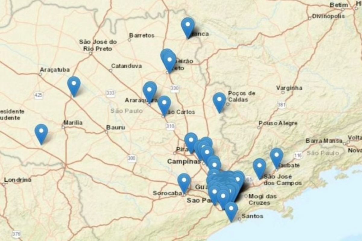 Imagem colorida de mapa do estado de SP e parte de MG com cidades marcadas com a cor azul - Metrópoles