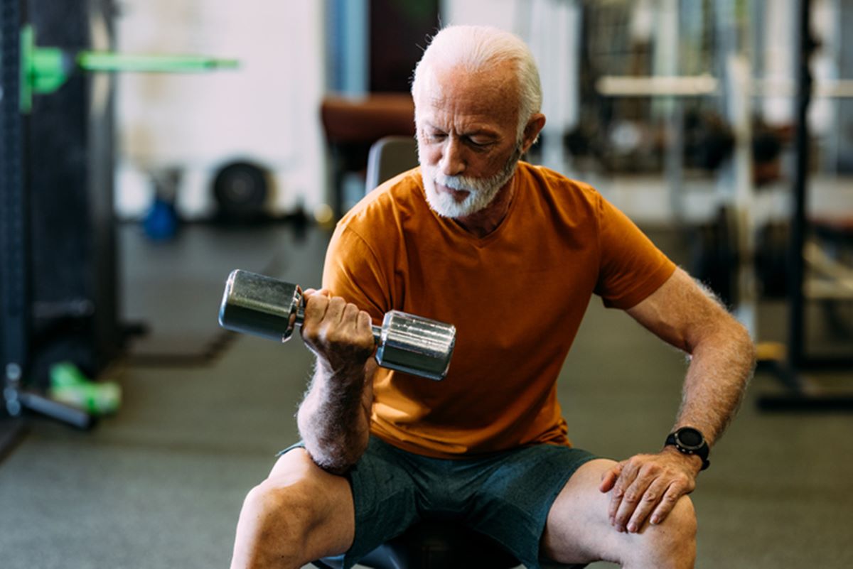 Homem idoso faz musculação em academia - Metrópoles