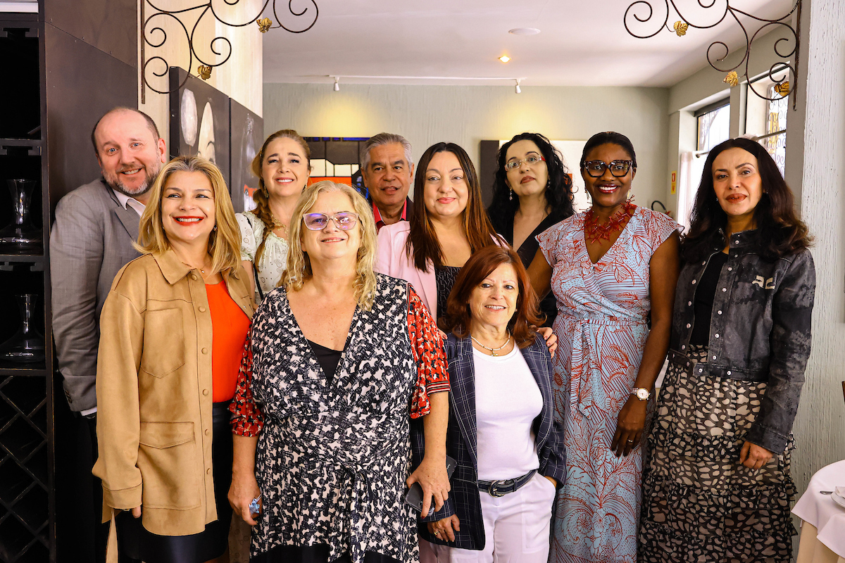 Convidados durante o almoço promovido pela embaixatriz do Gabão, Julie-Pascale Moudouté-Bell