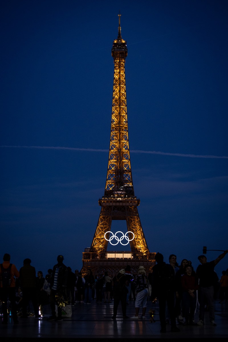 Foto colorida - Torre Eiffel com o símbolo das Olimpíadas durante os jogos de Paris 2024 