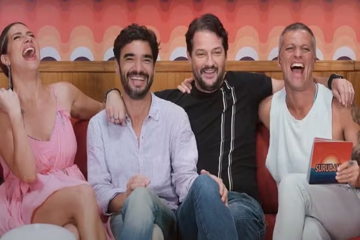 Giovanna Ewbank, Caio Blat, Marcelo Serrado e Bruno Gagliasso posam sorridentes nos bastidores do Surubaum - Metrópoles