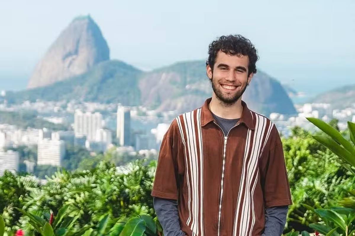 Imagem colorida de José Beltrão, filho de Andre Beltrão, sorrindo com blusa listrada - Metrópoles