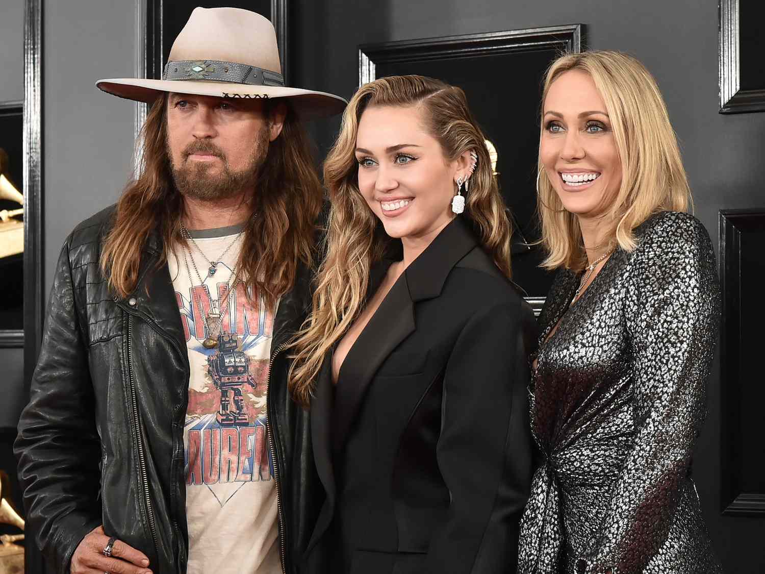Imagem colorida de três pessoas olhando para uma câmersa | Família Cyrus | Miley e Billy Ray e Tish