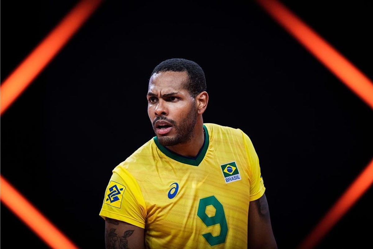 Foto colorida de homem com camisa da seleção de vôlei - Metrópoles