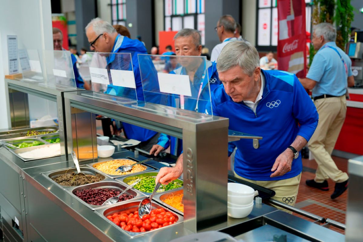 Alimentando o batalhão: conheça restaurante da Vila Olímpica em Paris |  Metrópoles