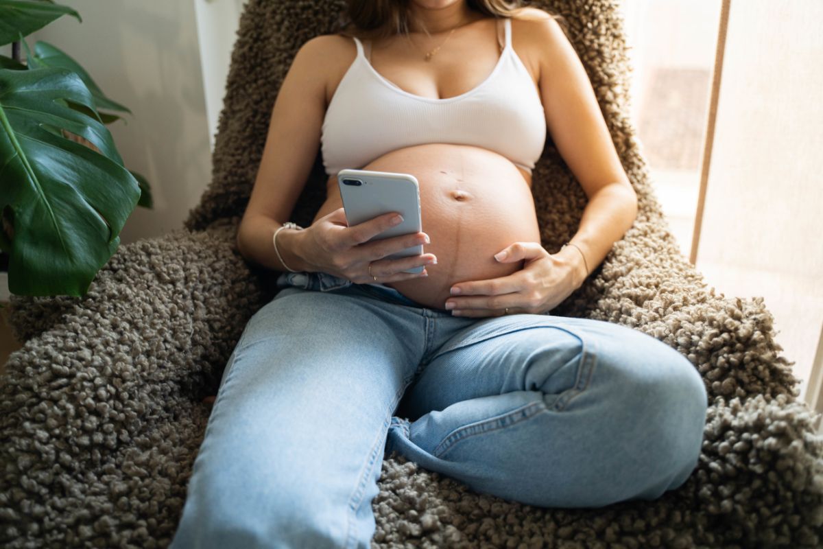 Foto colorida de uma mulher grávida - Metrópoles