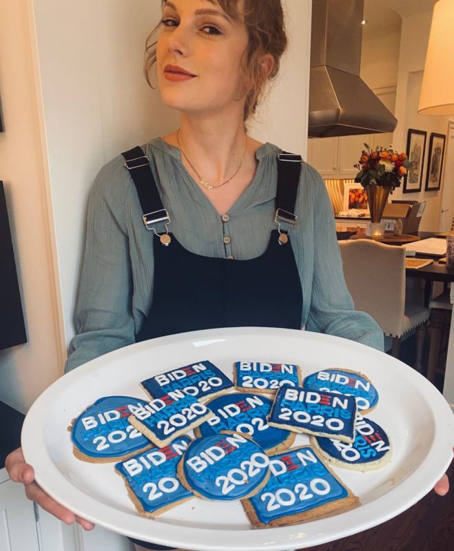 Imagem colorida de Taylor Swift segurando bandeja de biscoitos escrito 'Biden 2020' - Metrópoles