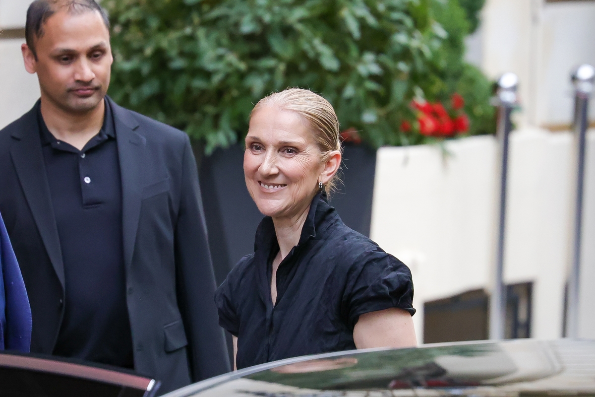 Celine Dion saindo de um hotel na última quarta-feira (24/7)