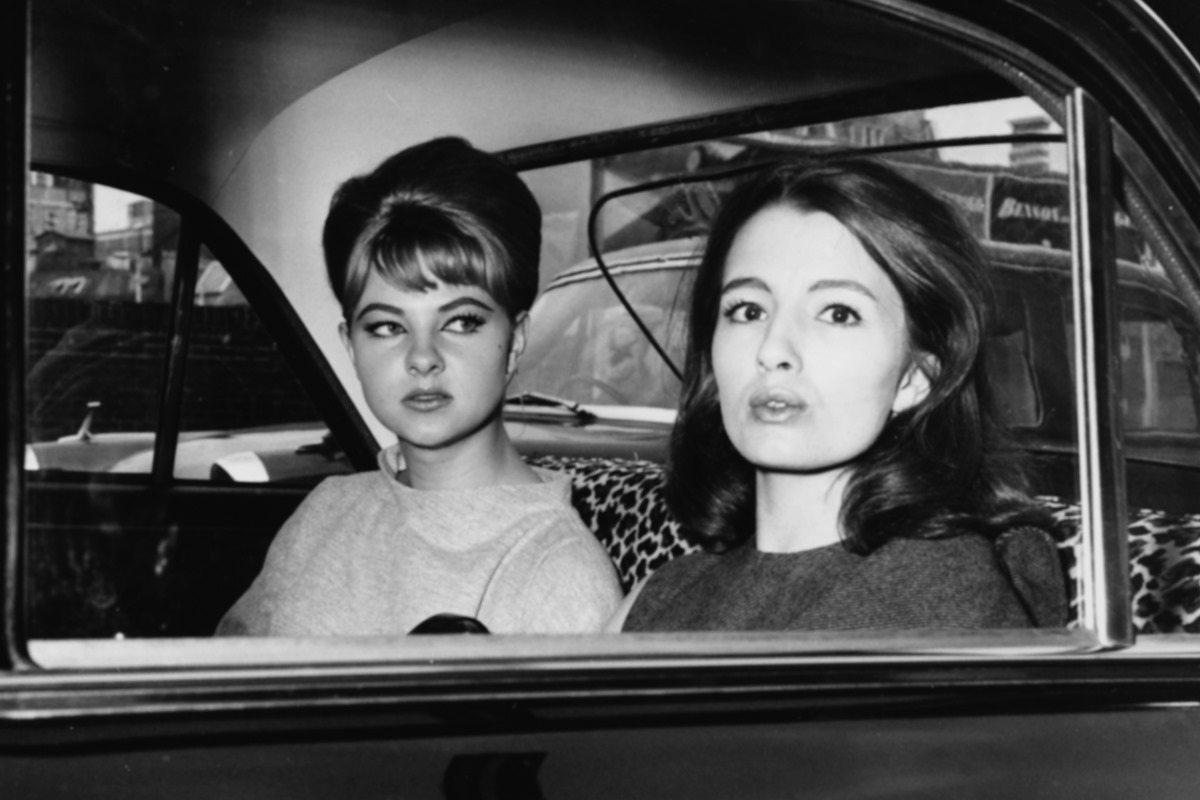 Foto em preto e branco de duas mulheres dentro de um carro - Metrópoles